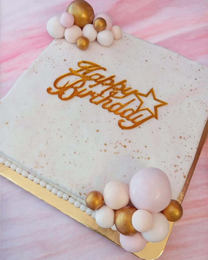 Τετράγωνη τούρτα γενεθλίων